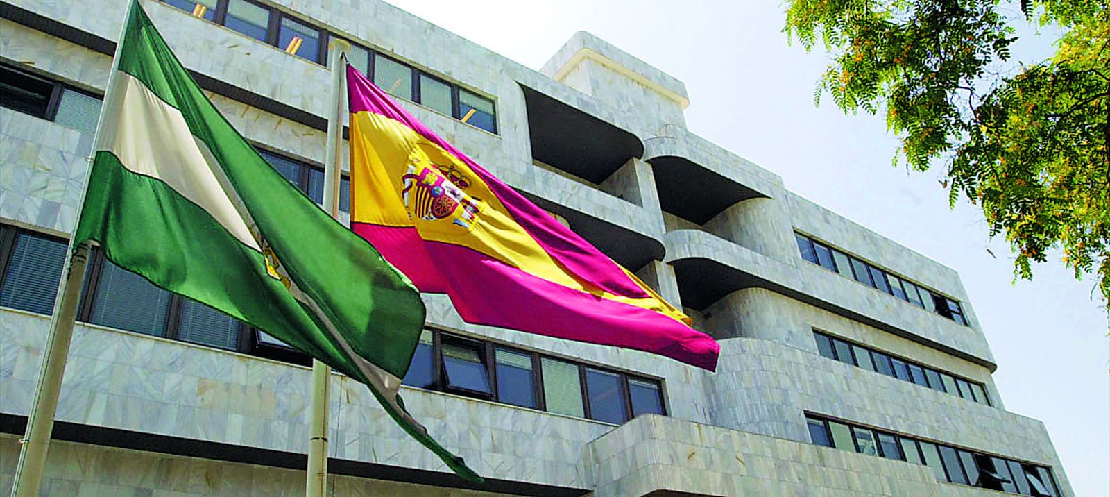 Fachada principal de la sede de la Agencia Tributaria en Jerez.