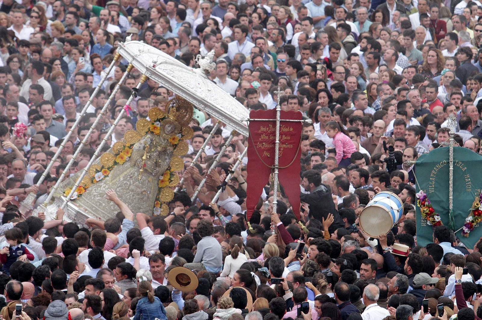 Las imágenes de la procesión de la Virgen del Rocío por la aldea en el Lunes de Pentecostés