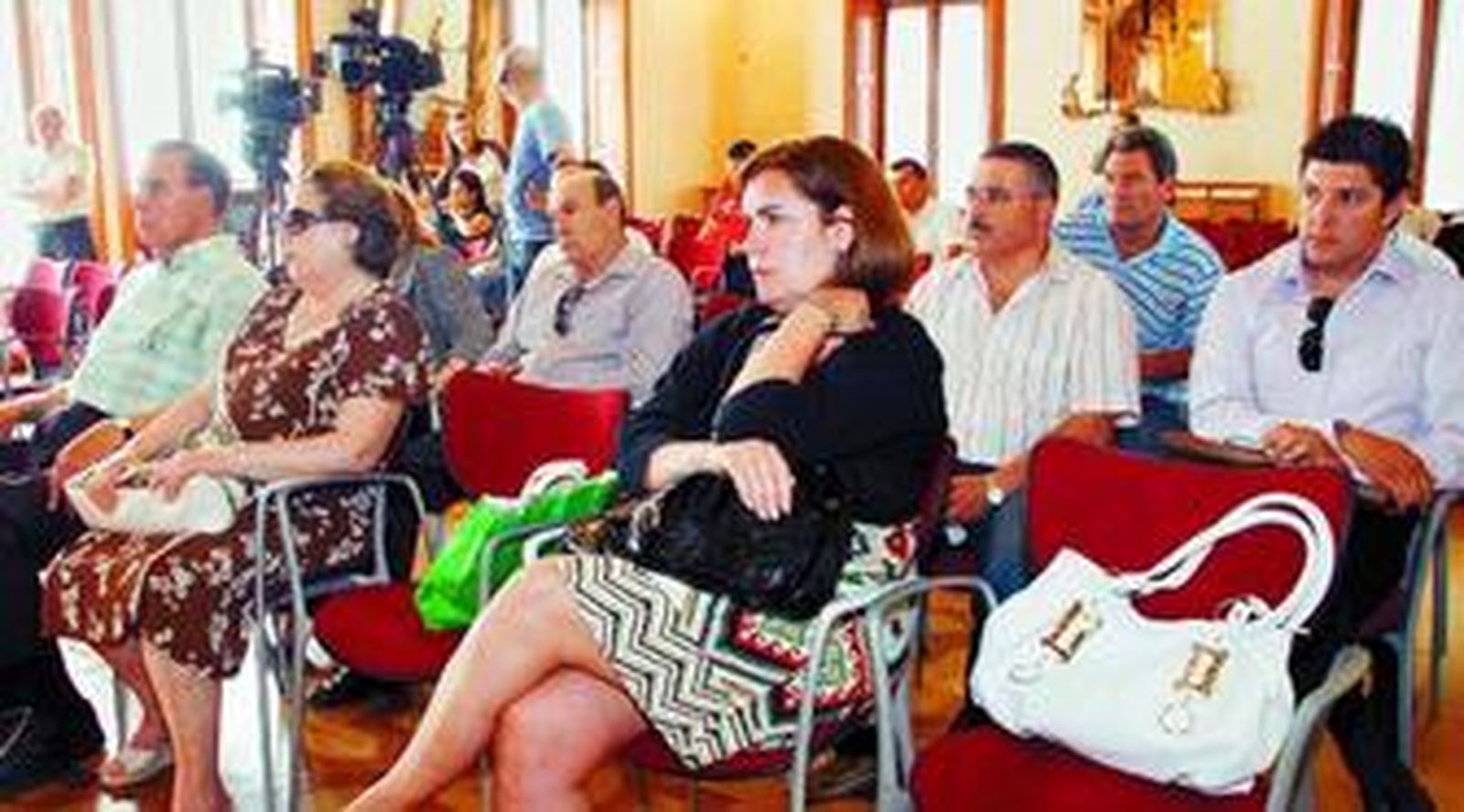 El delegado de Vivienda, Luis Caparrós, da la enhorabuena a los beneficiados de las subvenciones.