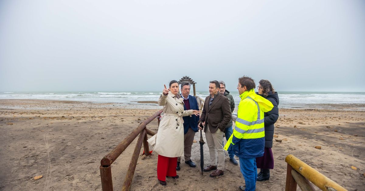 El Ayuntamiento de San Fernando se pone manos a obra para solucionar los desperfectos de los temporales sobre la playa de Camposoto