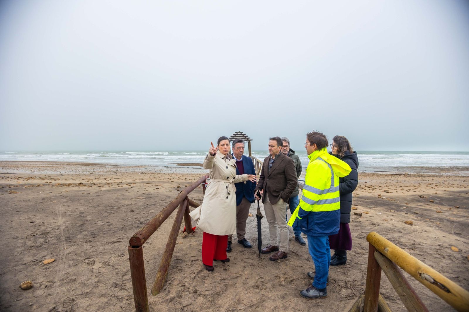 Cavada, comprobando sobre el terreno las deficiencias en la playa.
