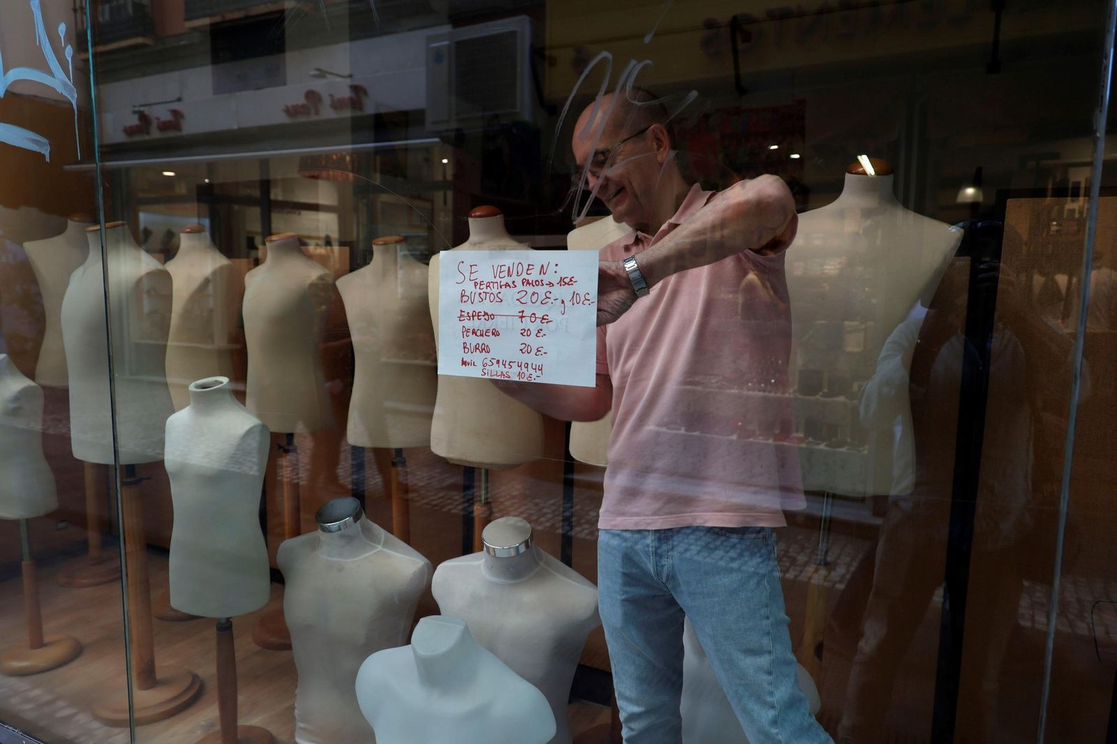 El escaparate de Cuadro, en la calle Alcaicería, ayer, con el género en liquidación.