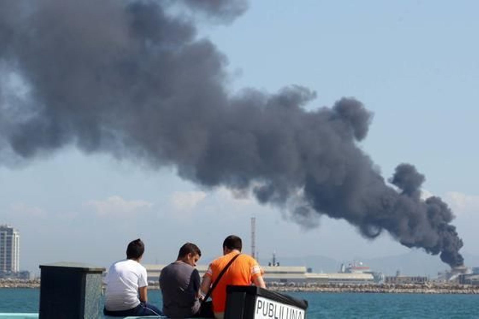 Dos personas resultan heridas en la explosión de un tanque de combustible en el puerto de Gibraltar. 

Foto: Paco Guerrero