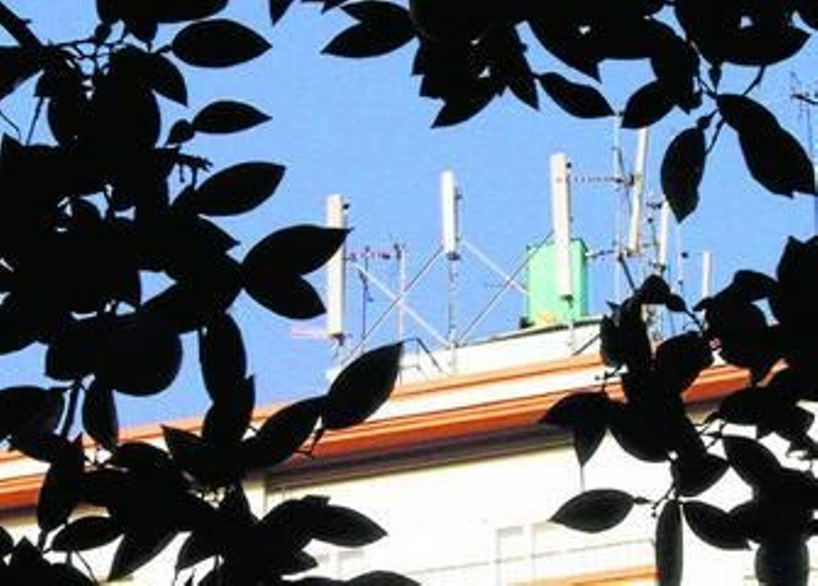 Antena de telefonía móvil instalada en la azotea de un piso de Sevilla.