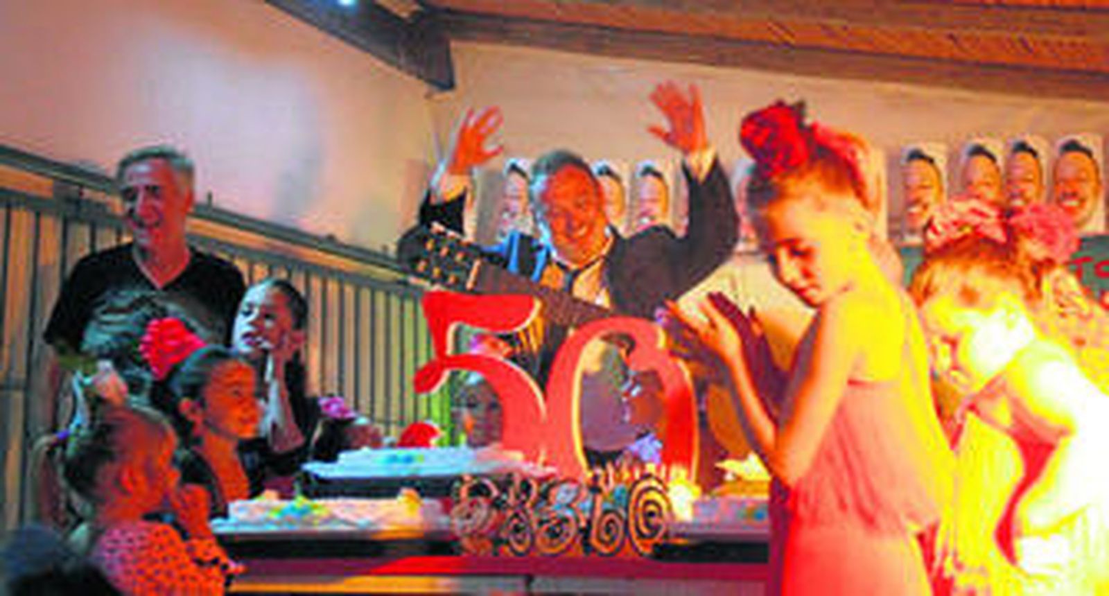 Pablo Carbonell, rodeado de niños, entusiasmado ante su tarta de cumpleaños en La Dificultosa.