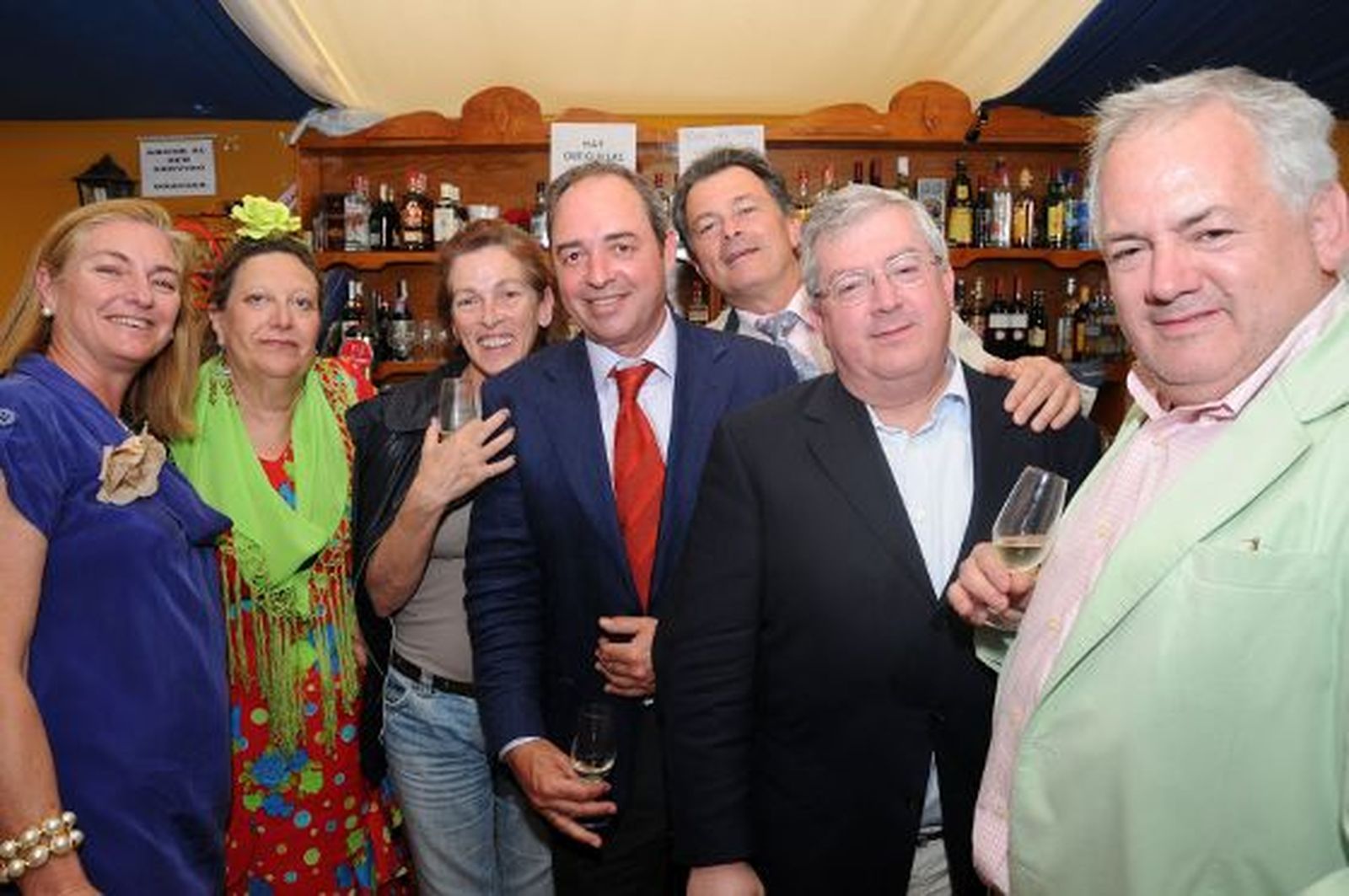 Concha Ribelles, María García, Rosa Girón, Chema Córdoba, José Ferradans y Juan y José Monteagud, en la caseta de Diario de Jerez. 

Foto: Manuel Aranda