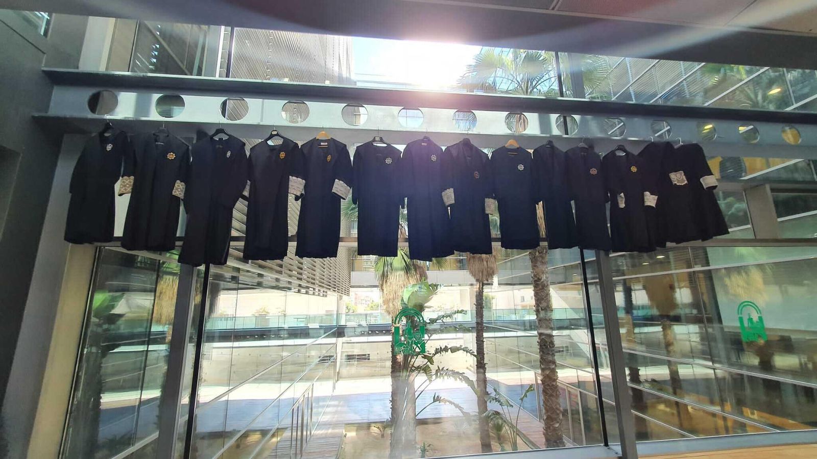 Las togas de los letrados de la Administración de Justicia se encuentran colgadas en la Ciudad de la Justicia.