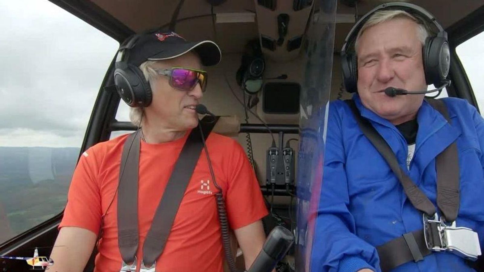 Jesús Calleja con uno de sus viajeros por la Costa da Morte