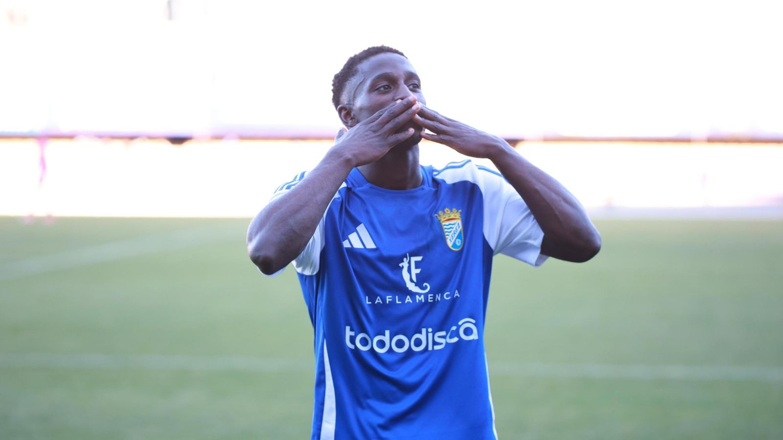 Armengol envía un beso a la afición.