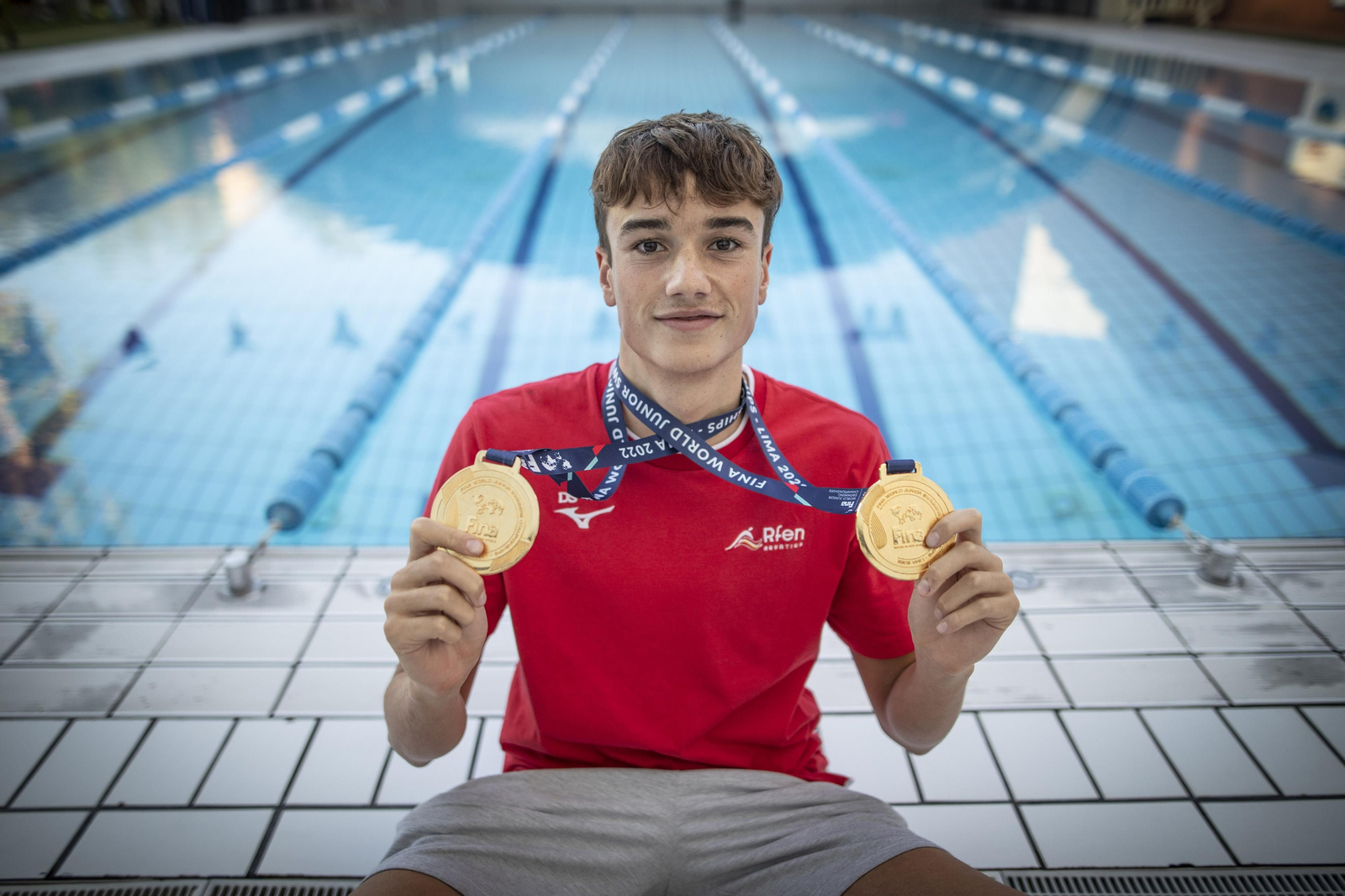 Carlos Garach posa con las dos medallas conquistadas en Perú.