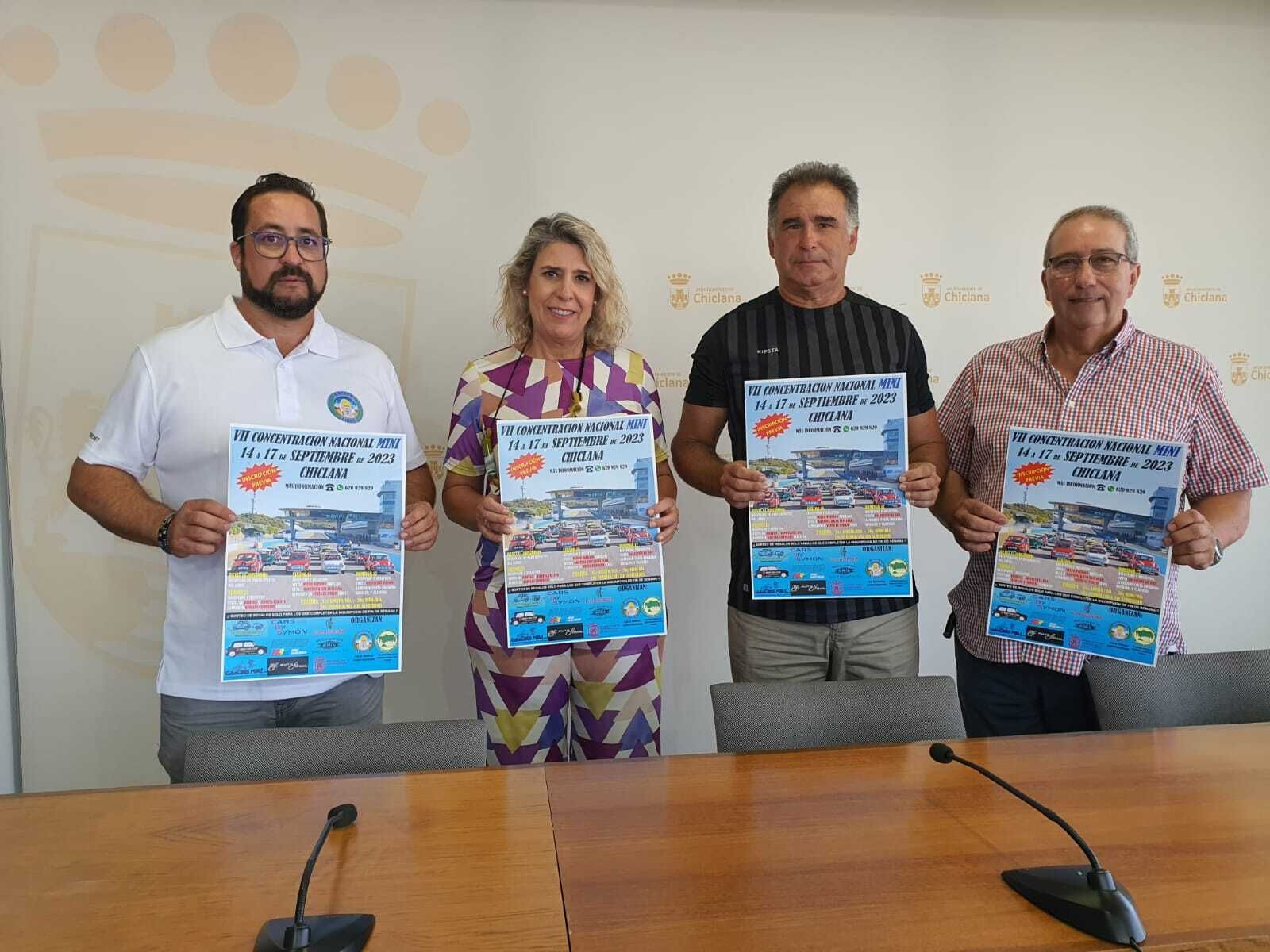 La delegada municipal de Participación Ciudadana, Ma Ángeles Martínez Rico, y los representantes del Club de Vehículos Clásicos Escapelibre, Armando Arencibia y Francisco Rodríguez.