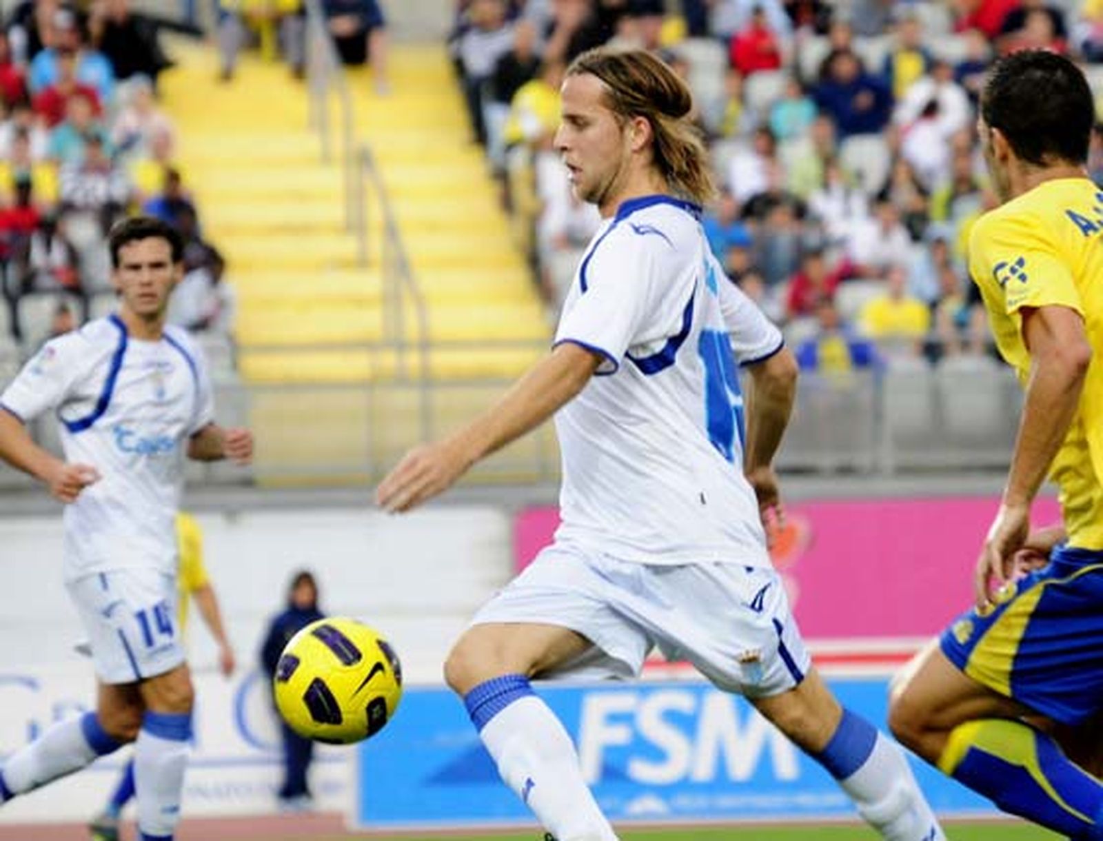 El Xerez da un golpe sobre la mesa y se impune al equipo local con merecimiento alcanzando así la zona de 'play-off' de ascenso. Los de Javi López fueron muy superiores durante todo el encuentro

Foto: LOF