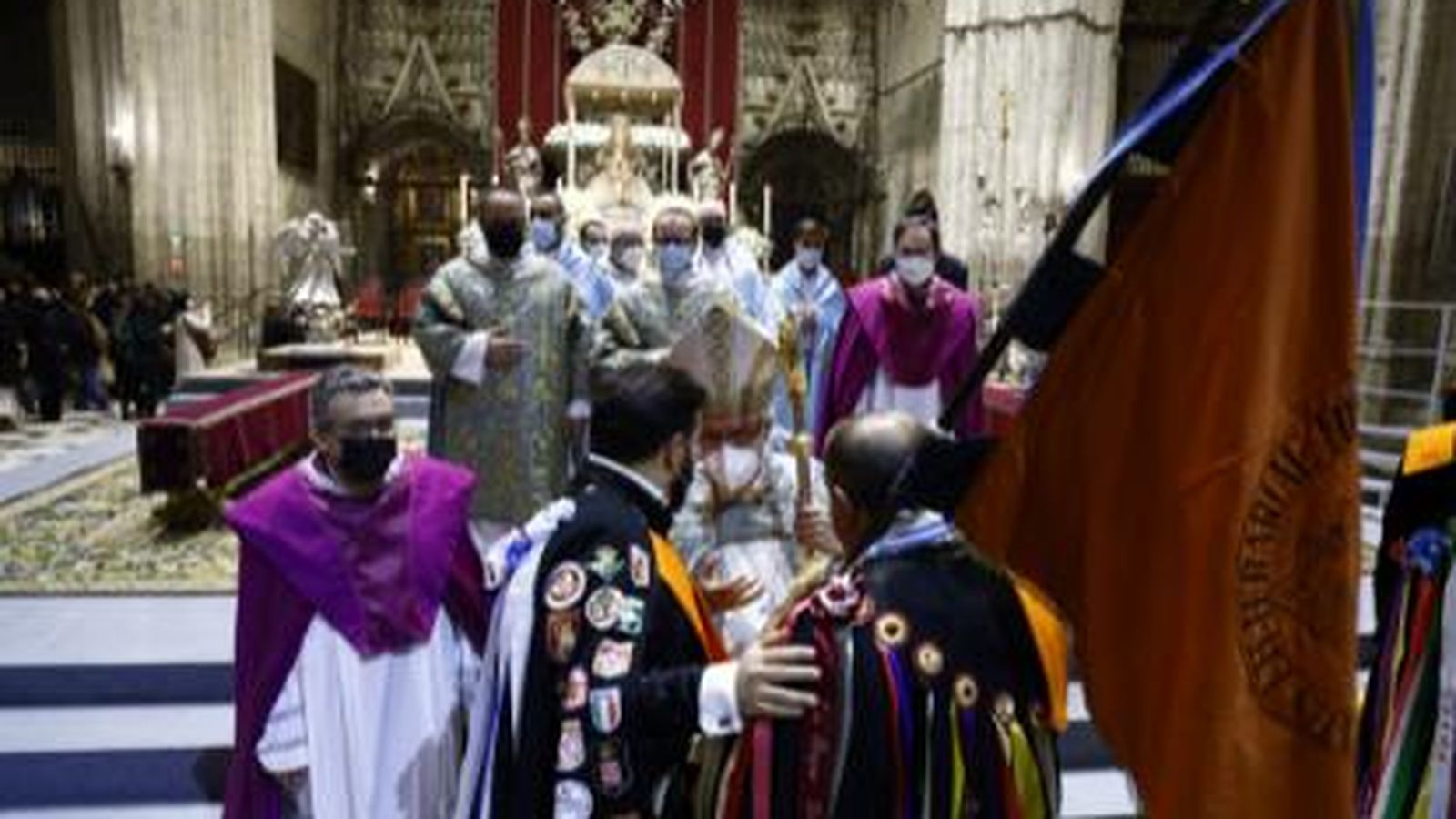 Los tunos en la Catedral con la Virgen de los Reyes