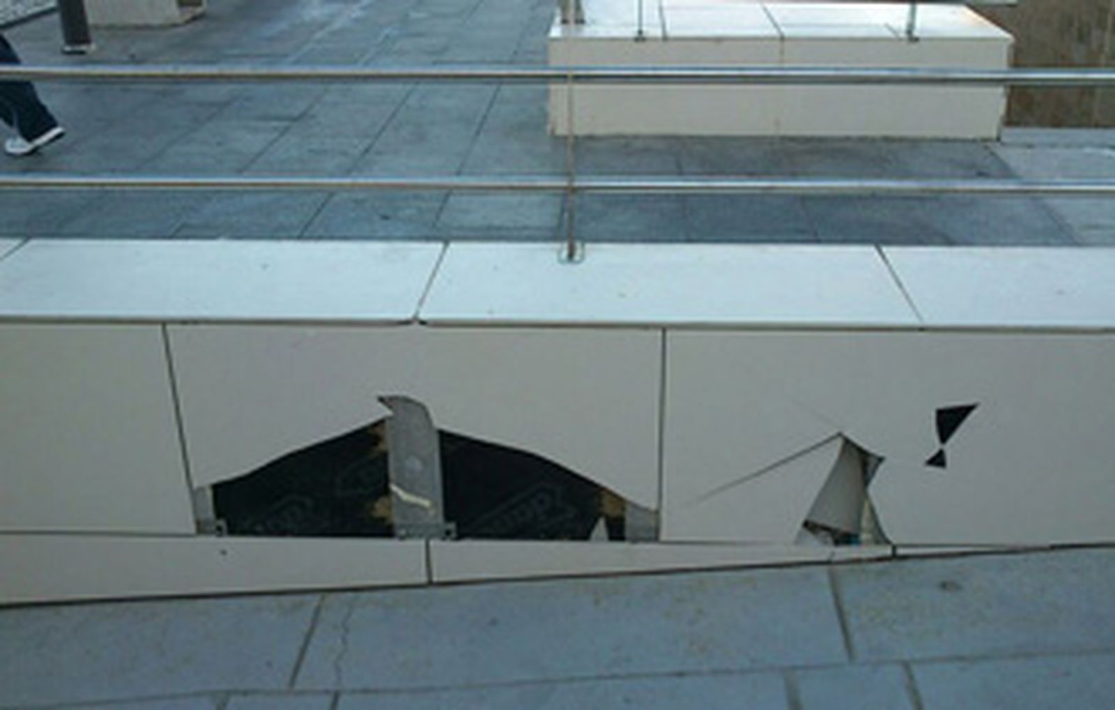 El vandalismo se ceba con el exterior del pabellón de La Mirandilla