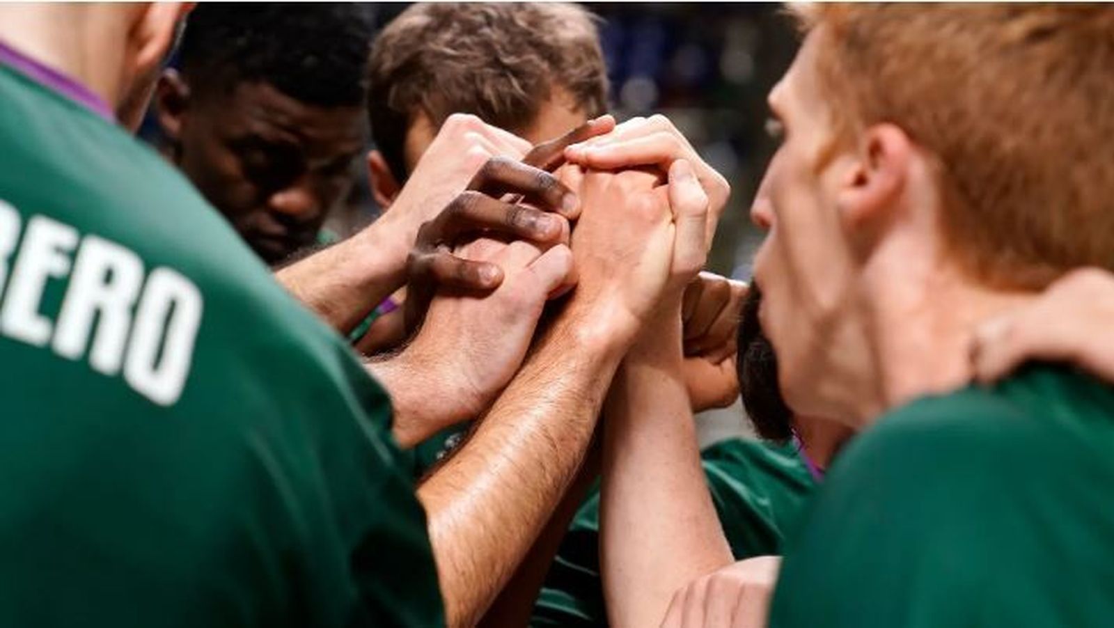 Piña de los jugadores del Unicaja.