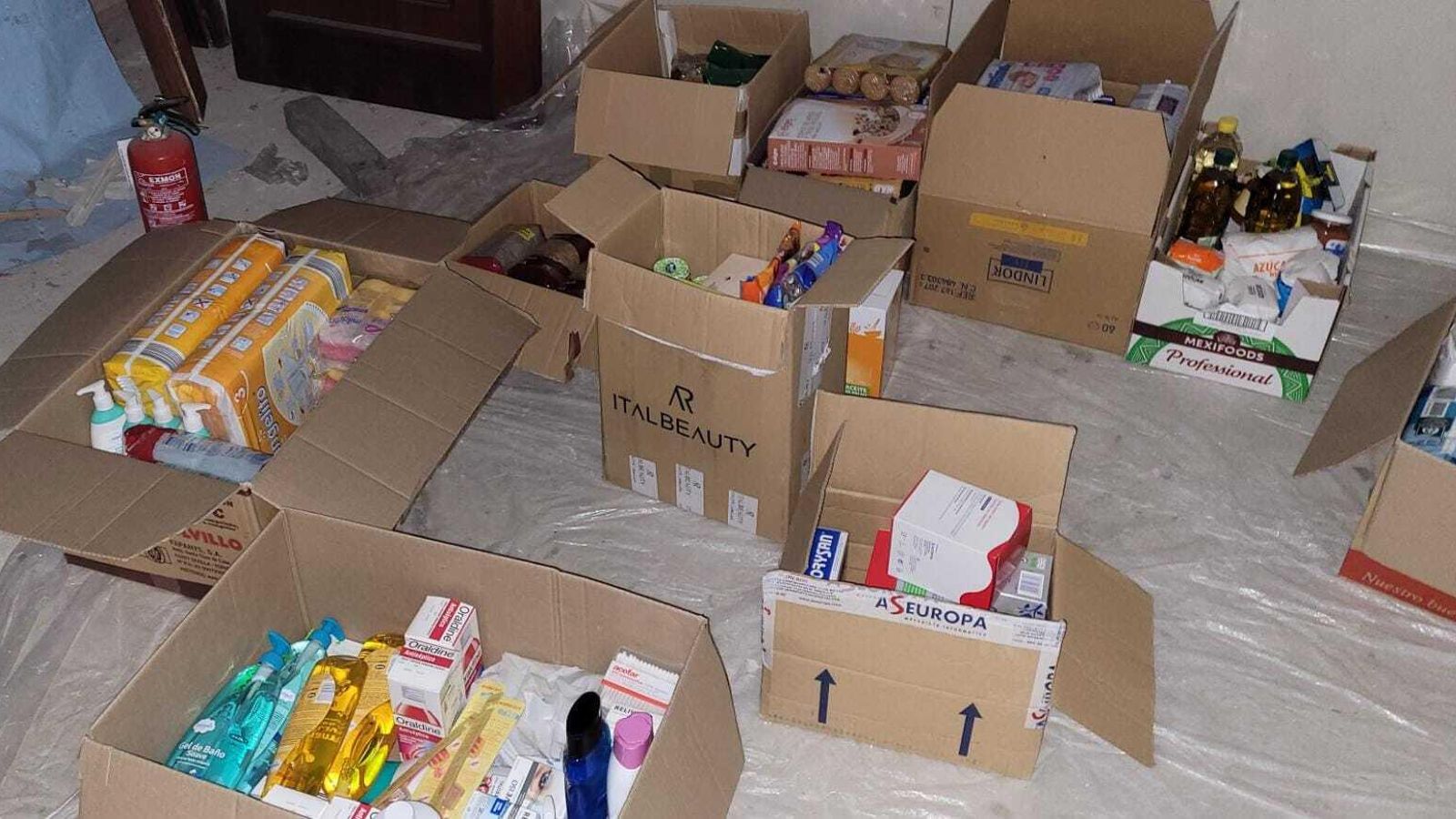Algunas de las cajas que Diego Junquera prepara para un próximo envío a los refugiados ucranianos.