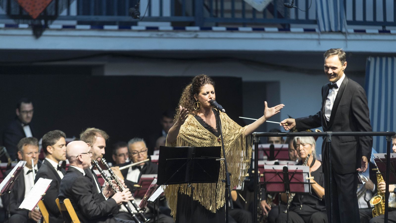 Alicia Gil canta con la Banda Municipal.