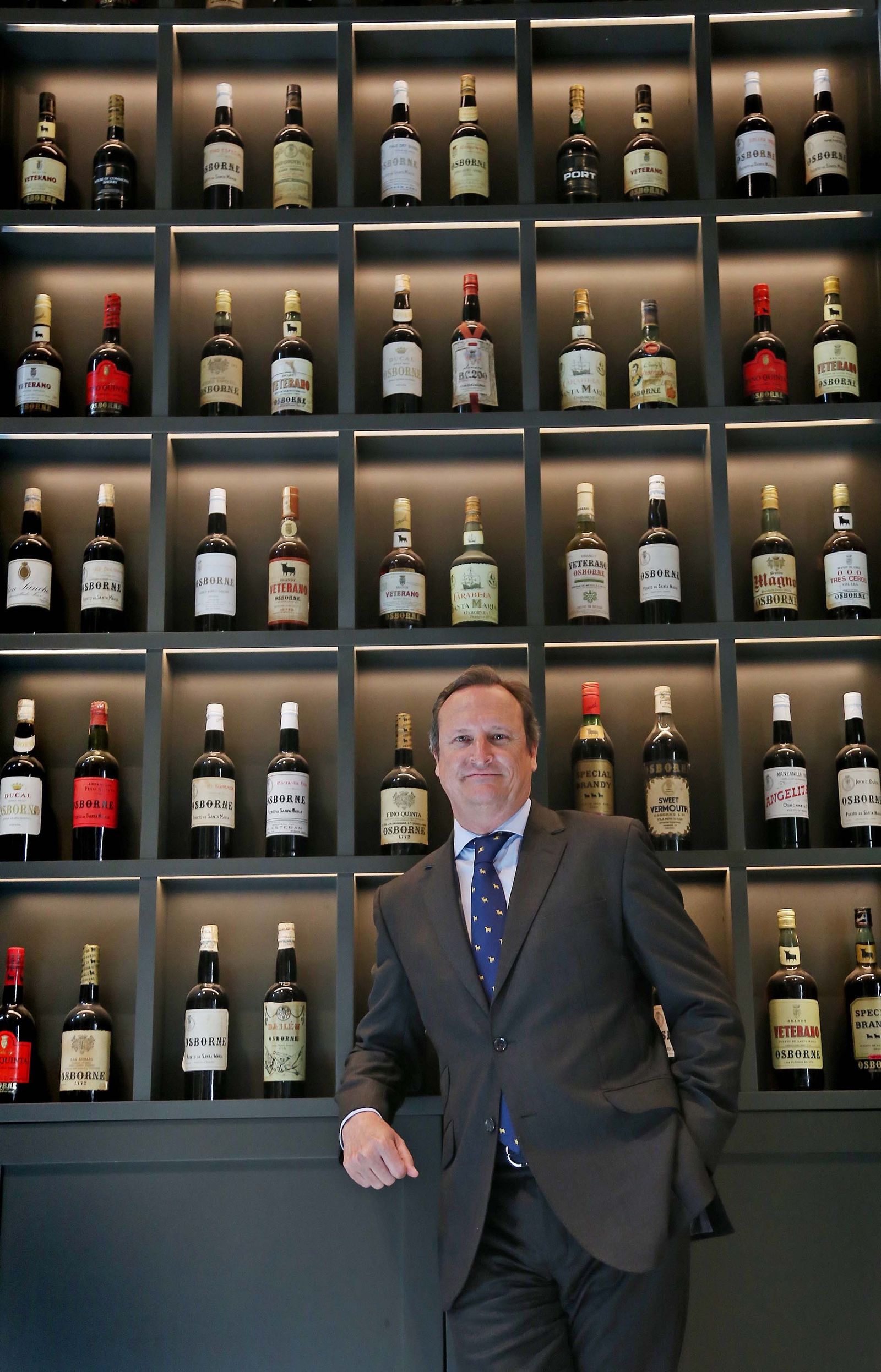 Fernando Terry, nuevo consejero delegado de Osborne, posa en la bodega de Mora de la firma del Toro en El Puerto.