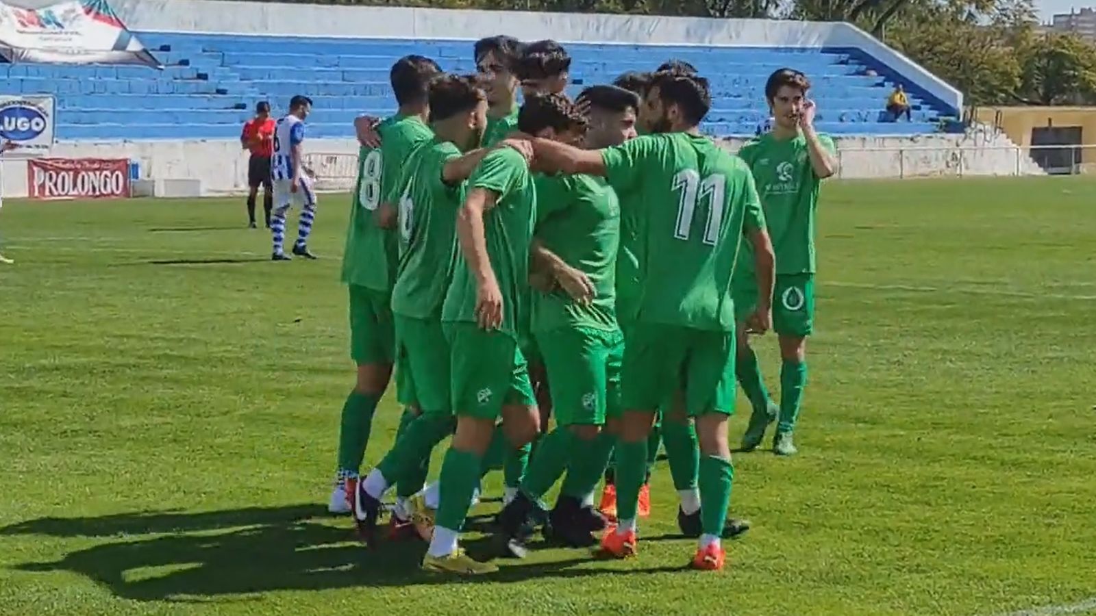 Los jugadores xerecistas celebran la diana de Jou Luna.