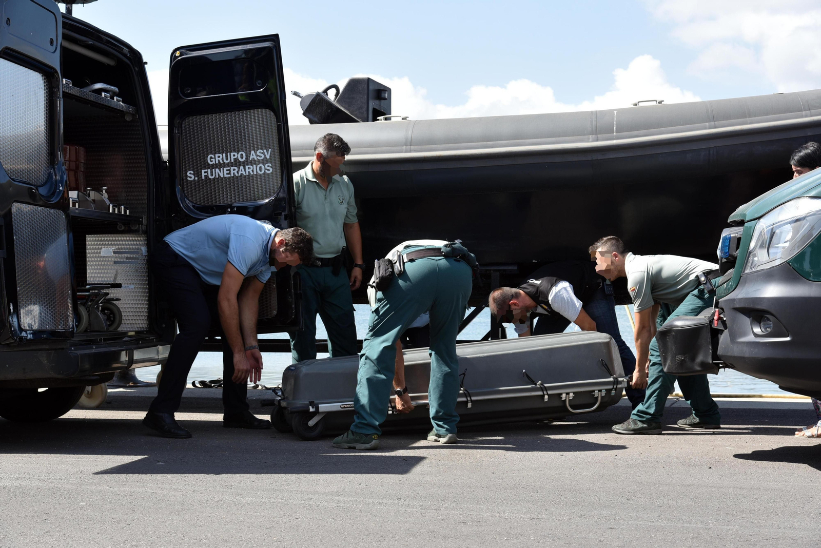 Guardias civiles cargan el féretro con el cuerpo de Manuel Sánchez Calero, ayer en el Puerto de Algeciras.