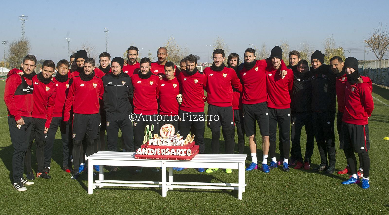La plantilla del Sevilla posa con una tarta por el 127 aniversario del club.