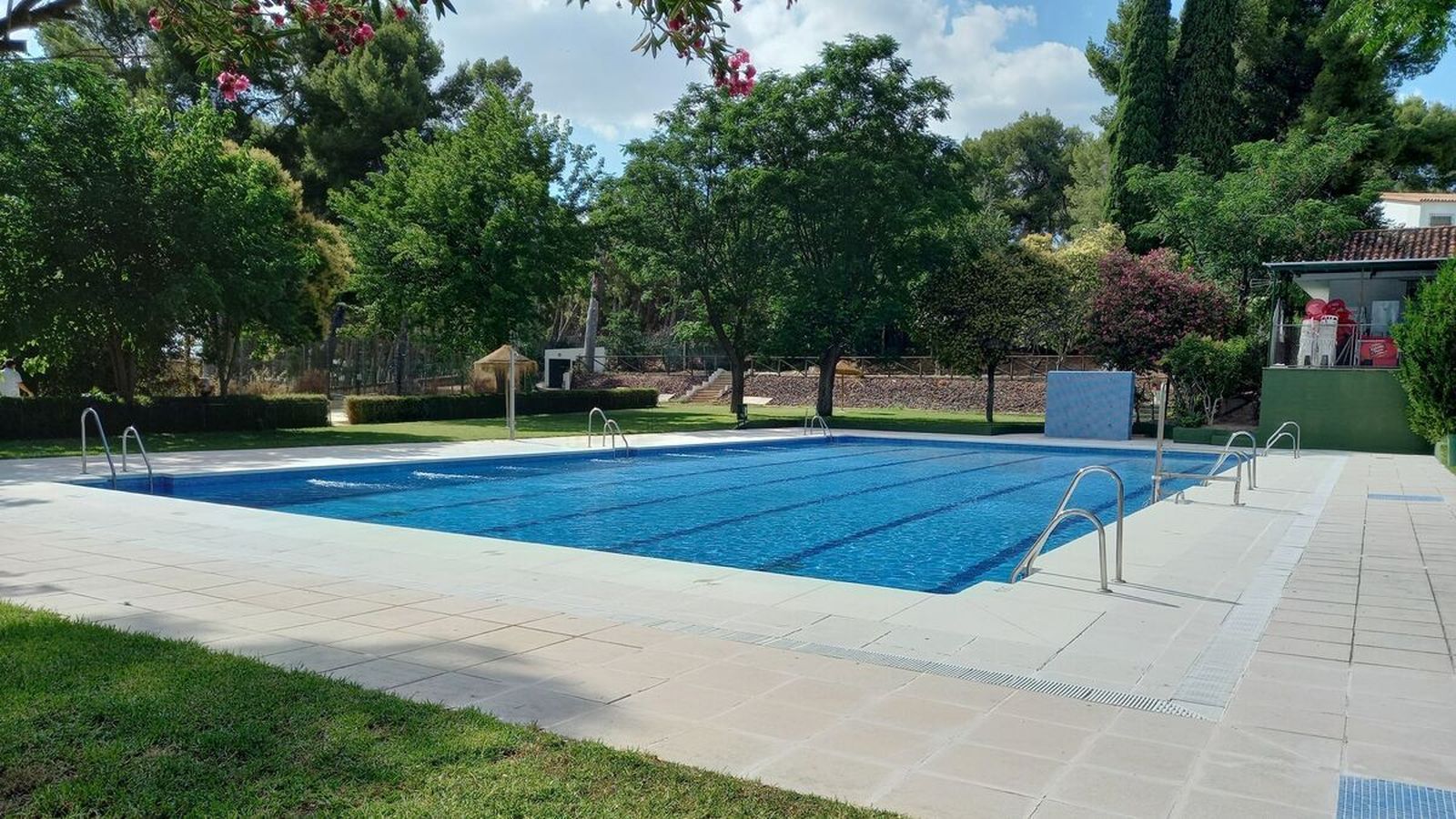 Piscina al aire libre del Polideportivo de Puente Genil.