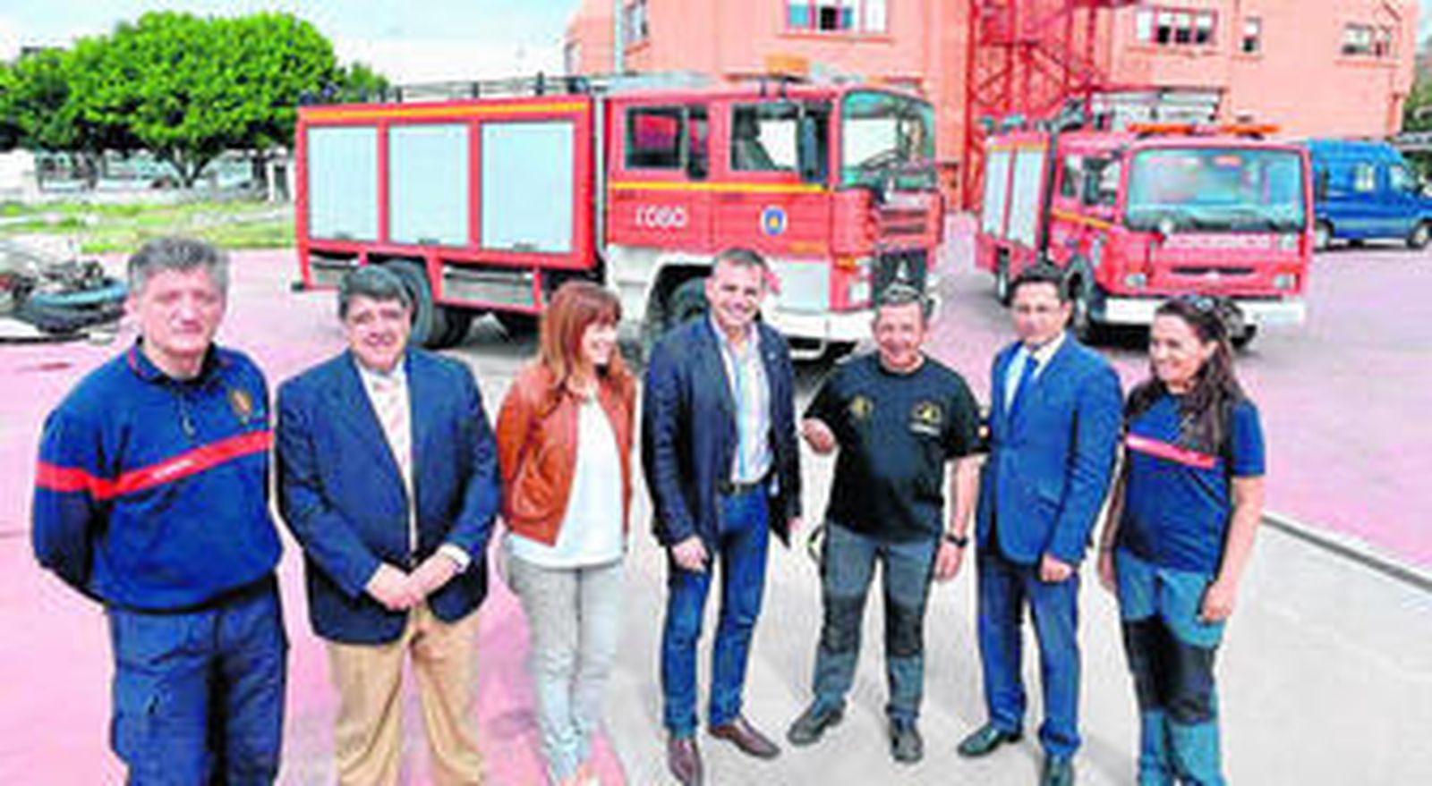 Responsables municipales junto al jefe y trabajadores de Bomberos Sin Fronteras.