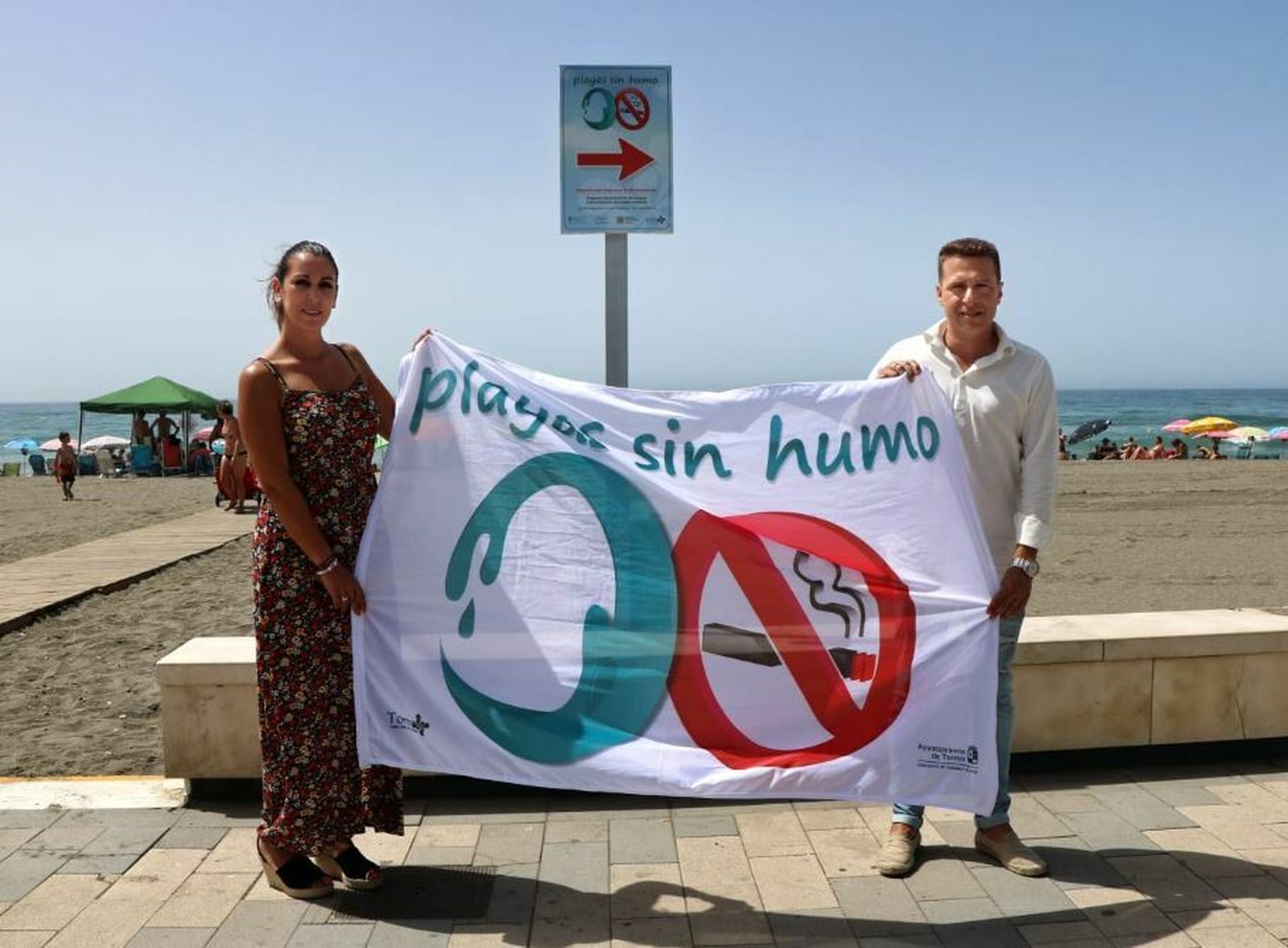 El alcalde, Óscar Medina y la concejal de Playas, Verónica Muñoz, con la bandera de playas sin humos.