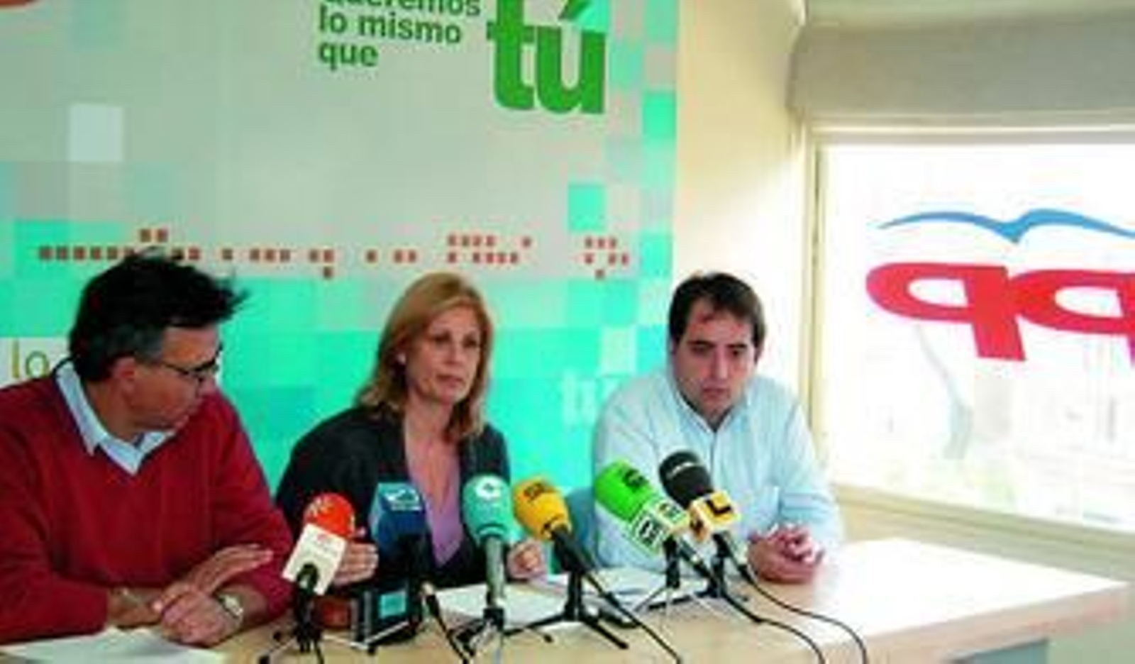 Javier Durá, María José García-Pelayo y Antonio Saldaña, ayer en la sede del PP.