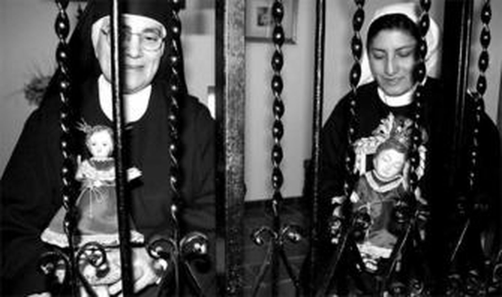 Monjas de la orden de Santa Eufemia de Antequera, con algunas de las obras que conservan en su convento.