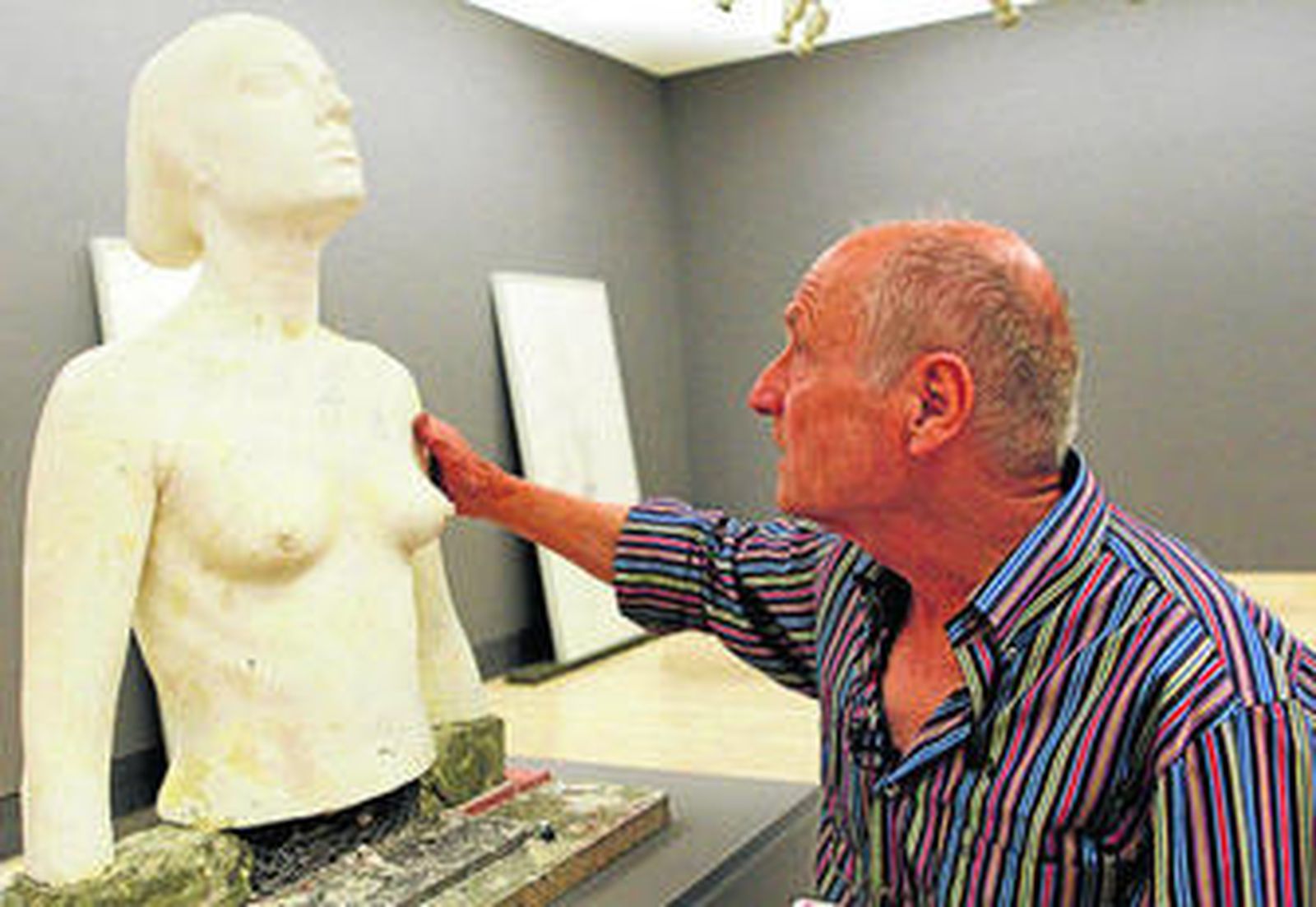 Antonio López, junto a un molde de 'La mujer de Coslada', presente en la exposición.