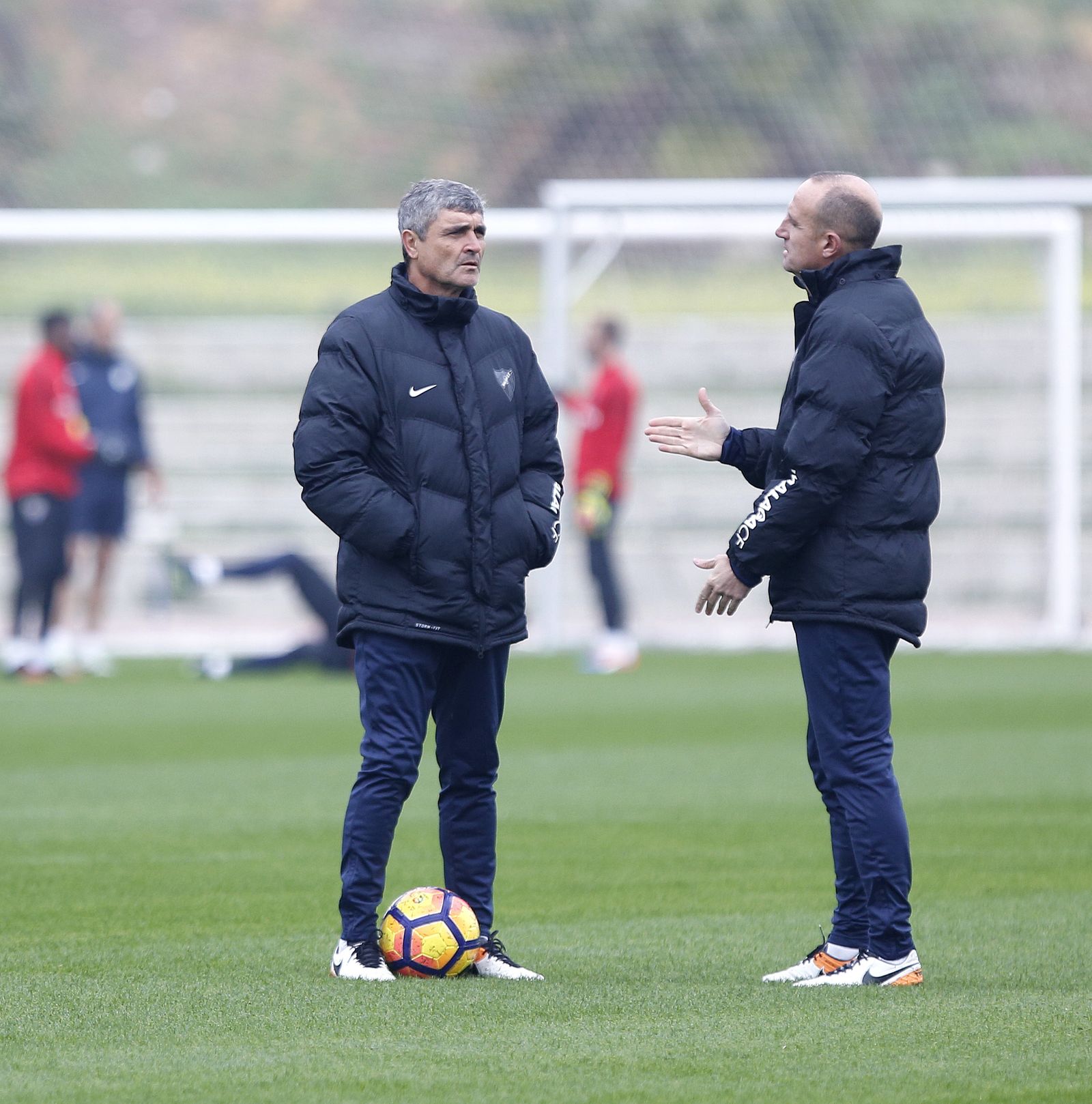 Juande Ramos, ayer, hablando con su segundo, José Gómez.