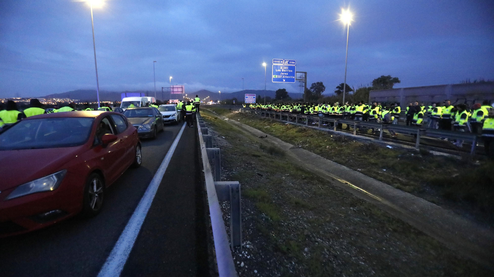 Imágenes del corte de la A-7 por los trabajadores de Acerinox en huelga, este viernes