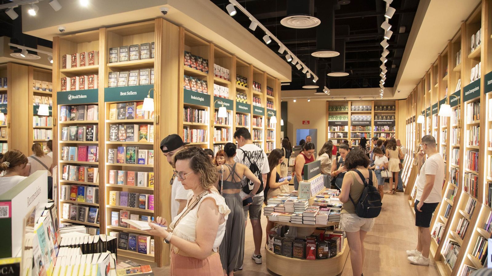 El primer día fue de masiva afluencia a la Casa del Libro.