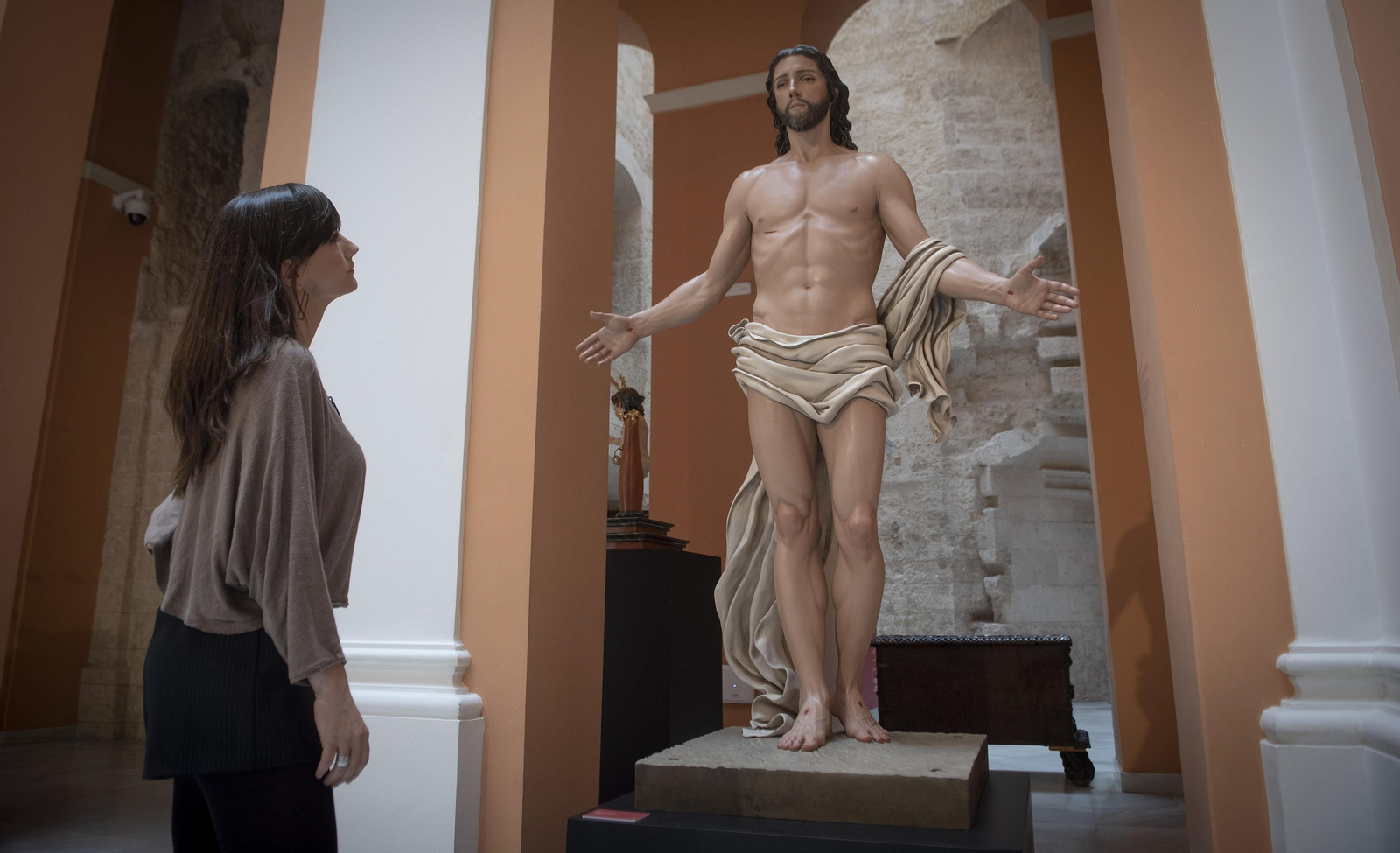 El ministro Iceta y el alcalde inauguran las exposiciones en el ayuntamiento para Semana Santa