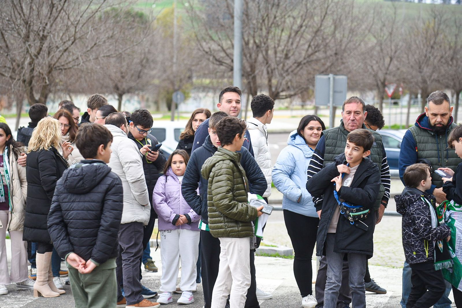 El Córdoba CF se deja querer por su afición en el Día de Año Nuevo: las fotos del entrenamiento de puertas abiertas