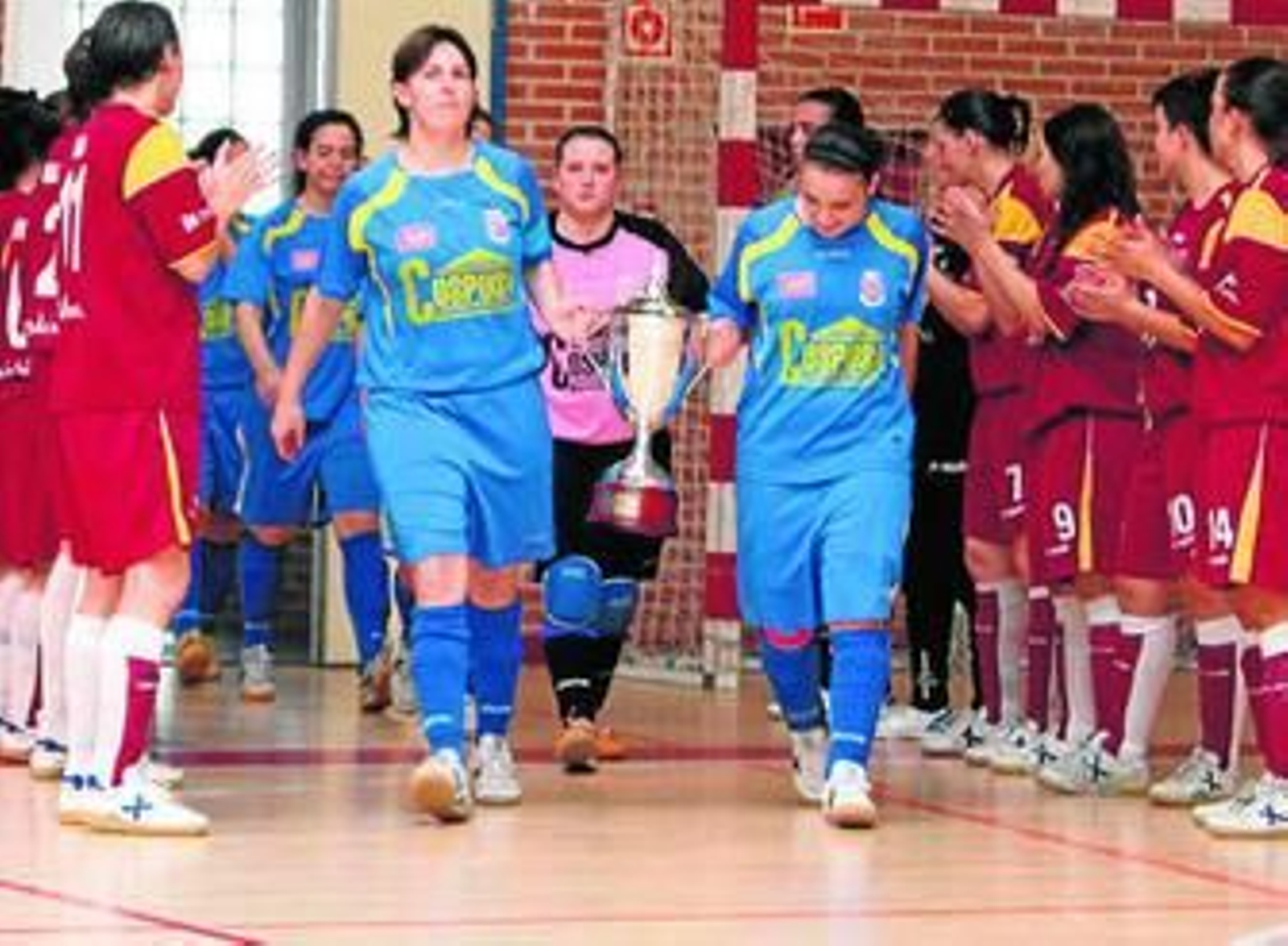 Las granates hicieron el pasillo al campeón de Copa, el Móstoles.