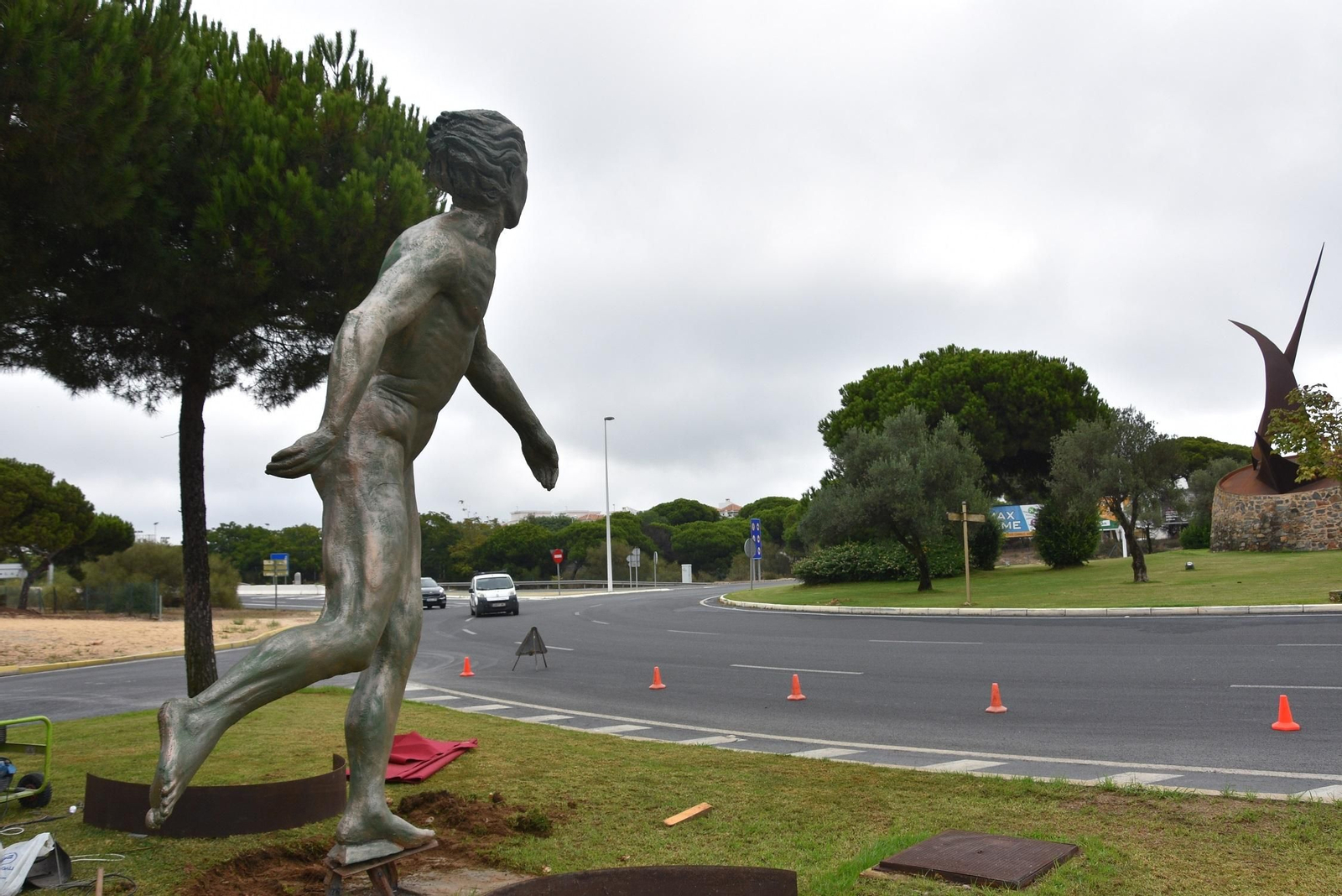 La estatua en su ubicación final a la entrada de Punta Umbría.