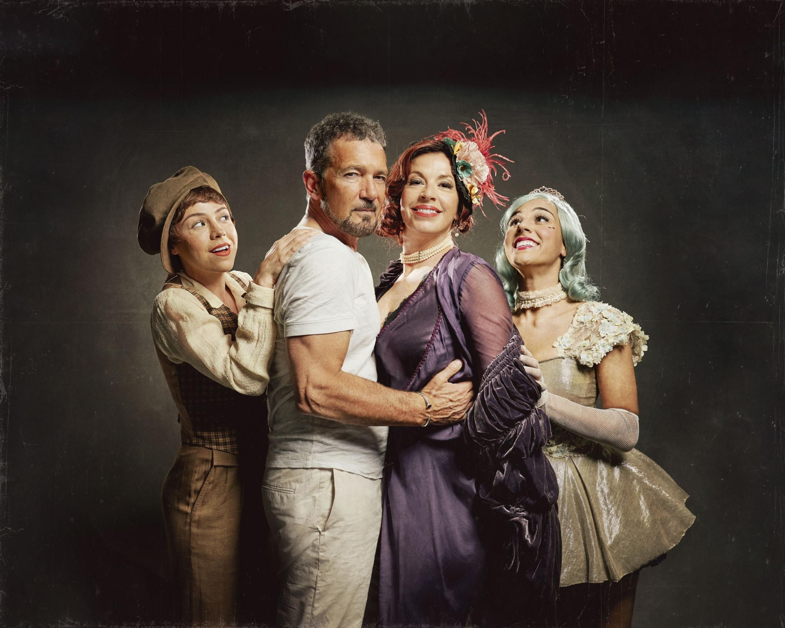 Antonio Banderas y las actrices Marta Ribera, Lydia Fairén y Laia Prats. Antonio Banderas y las actrices Marta Ribera, Lydia Fairén y Laia Prats.