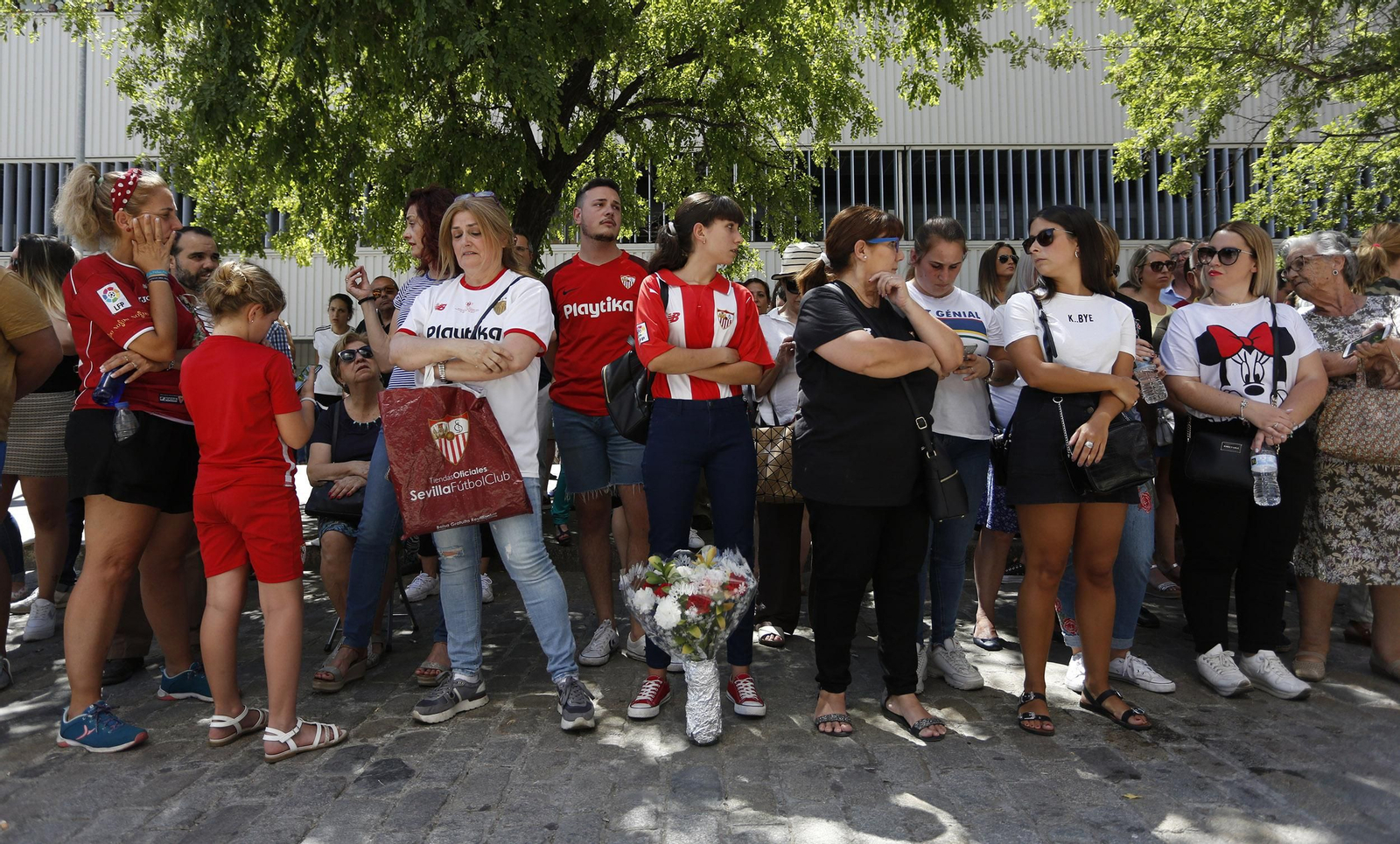 Aficionados sevillistas, en los aledaños del Sánchez-Pizjuán. Aficionados sevillistas, en los aledaños del Sánchez-Pizjuán.