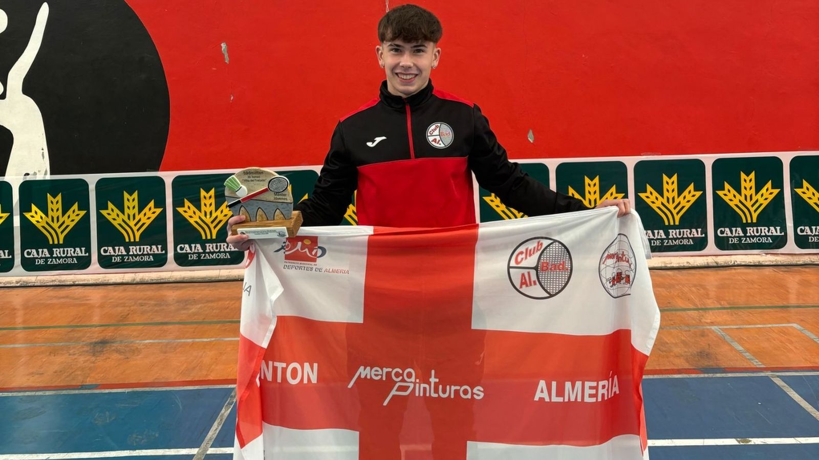 Javier Basilio celebra su medalla de bronce en dobles en el Máster Nacional sub-19.