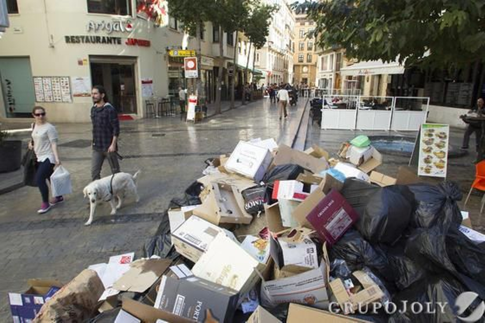 Imágenes de la huelga de basura de Limasa en diferentes distritos