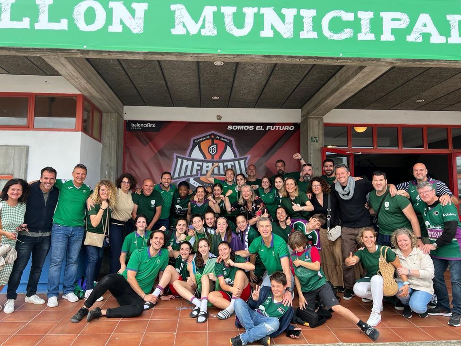 Las infantiles del Unicaja celebran el bronce.