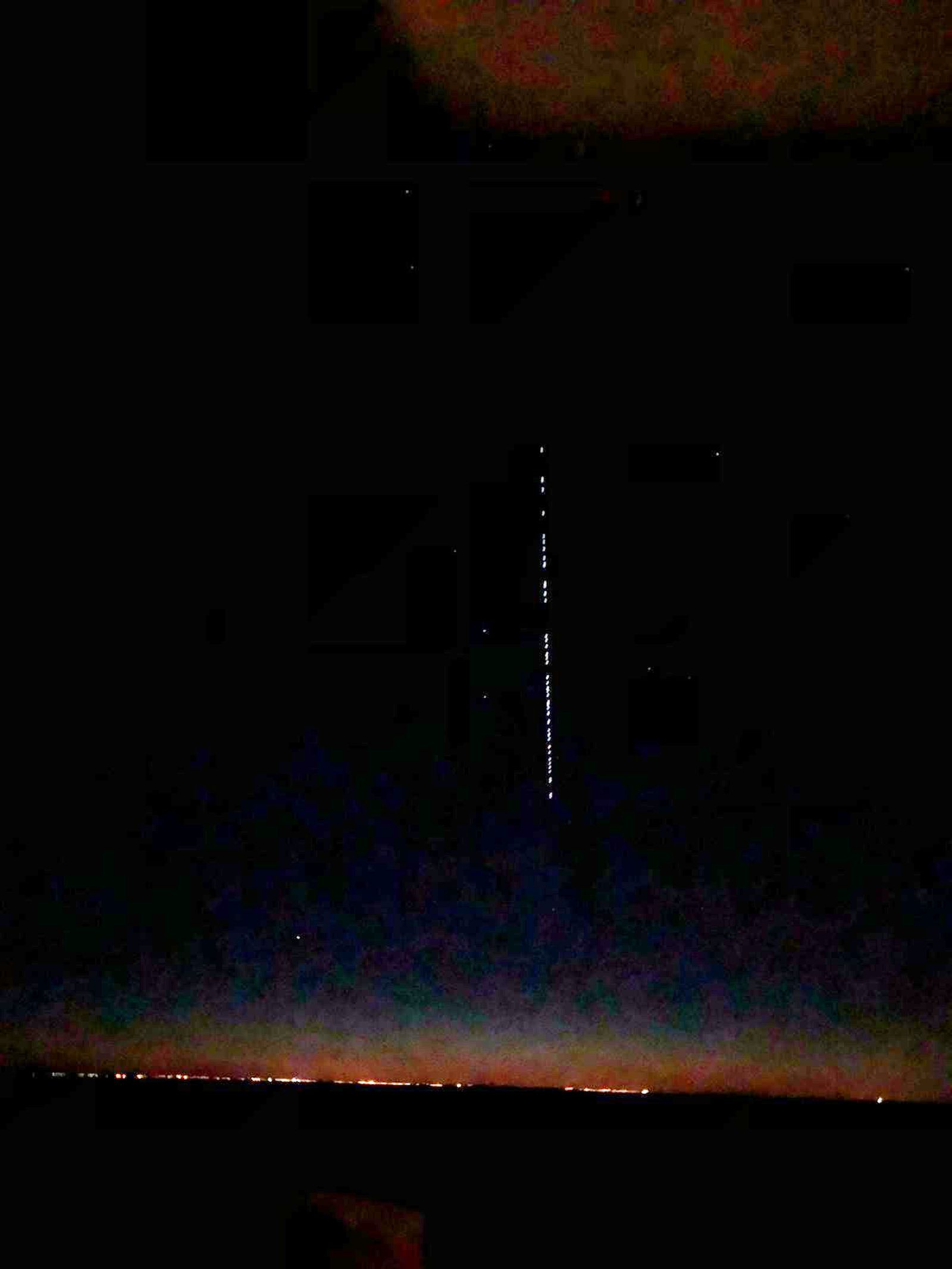 Los satélites de SpaceX fotografiados por un marinero de Isla Cristina a las 6:00 de hoy.