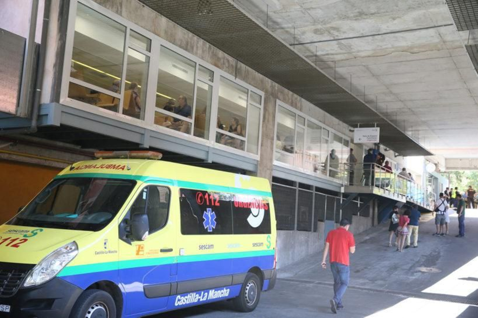 Una ambulancia frente al Hospital Virgen de la Salud de Toledo.