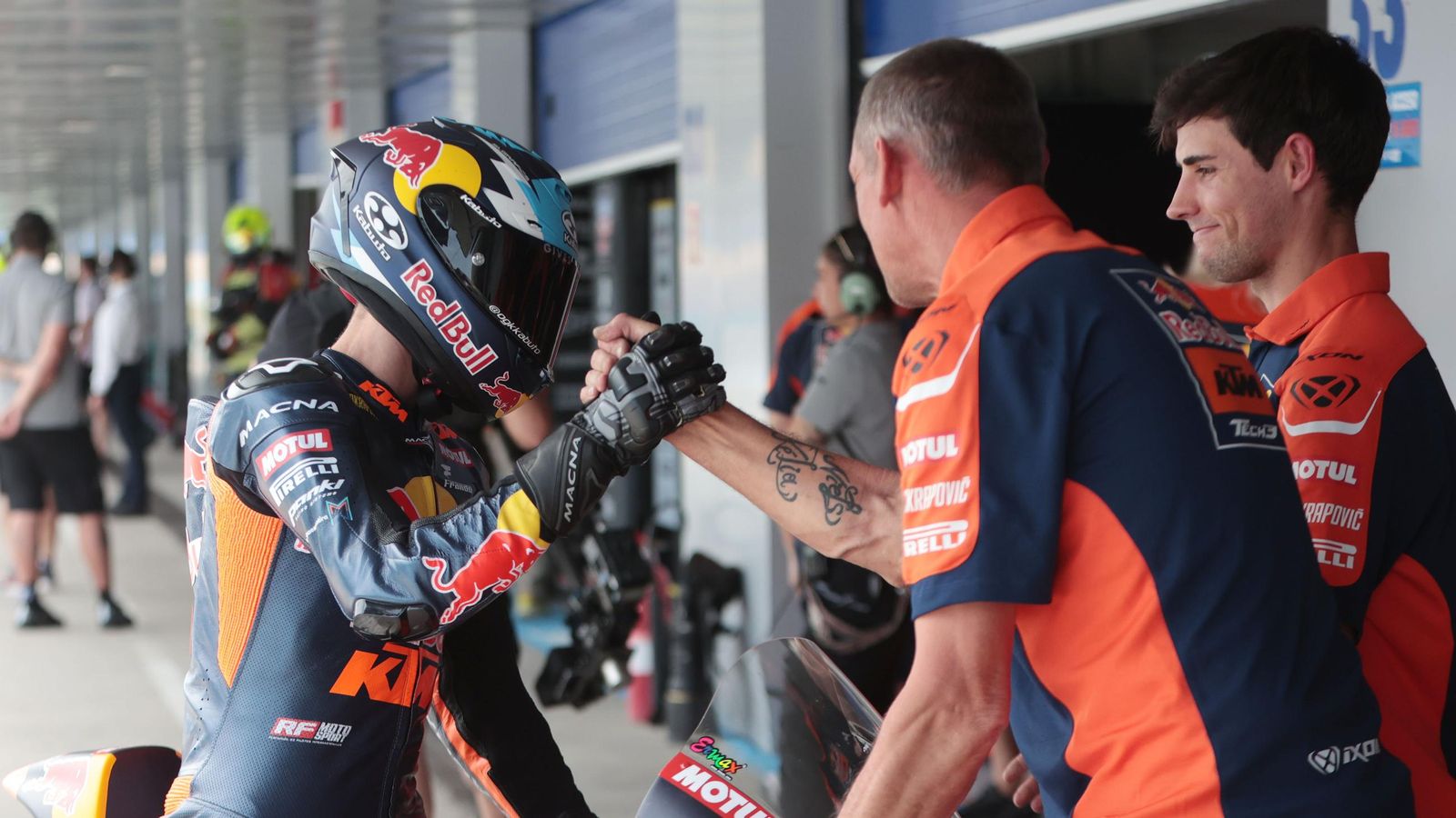 Imágenes de boxes en los entrenamientos del Viernes de Moto3 en Jerez