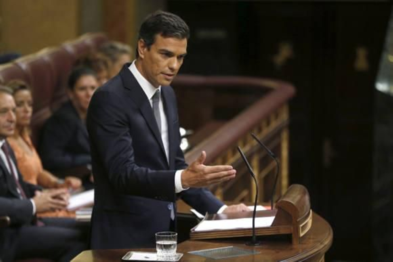 Sánchez mantiene su 'no' a Rajoy y le acusa de chantajear con las terceras elecciones