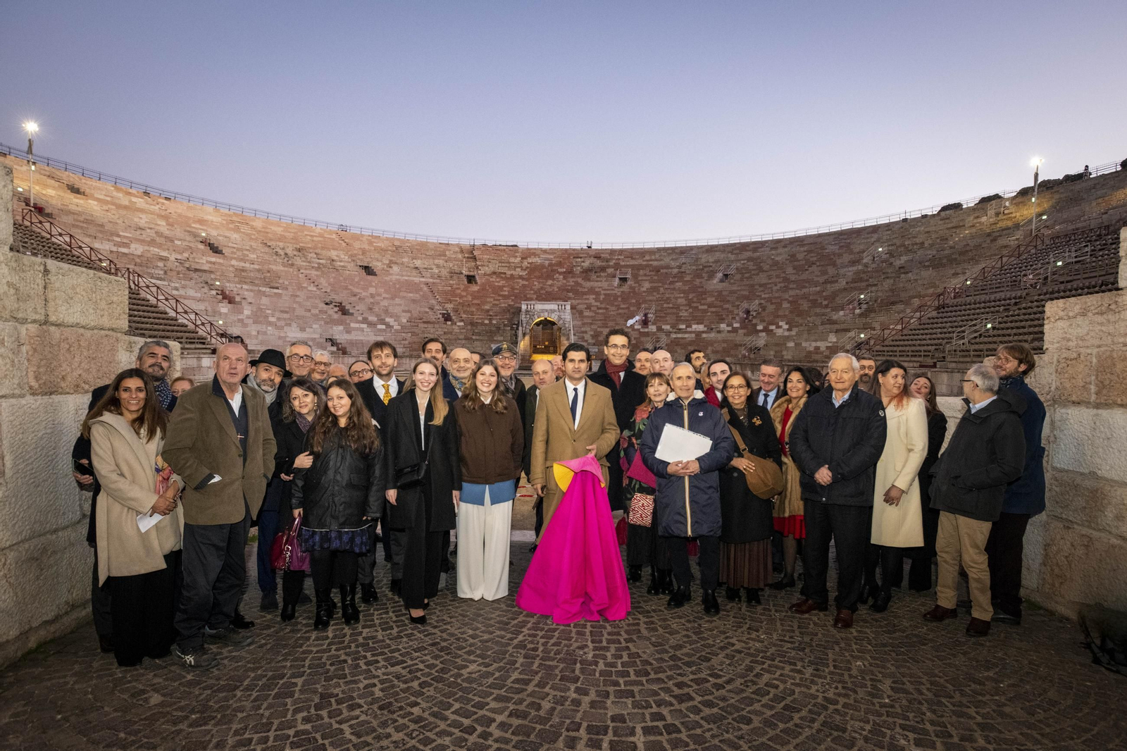 Morante, en Verona, acompañado de los aficionados del Club Taurino Italiano.