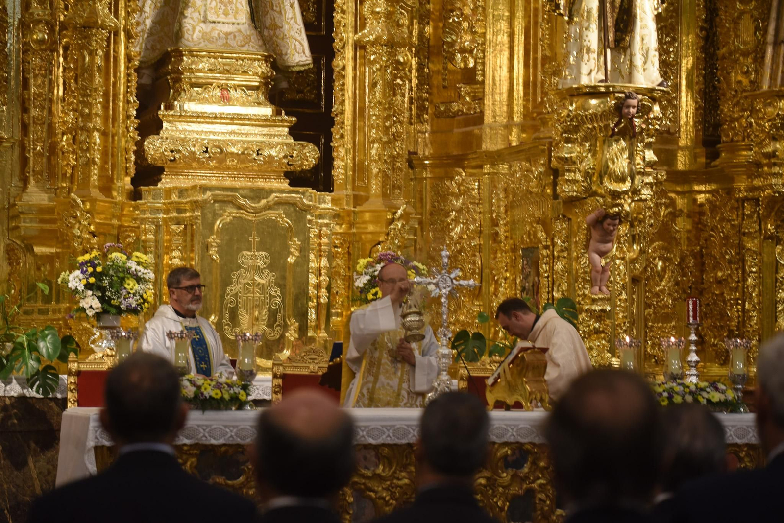 La bendición del retablo de la iglesia de la Merced de Córdoba tras su recuperación, en imágenes