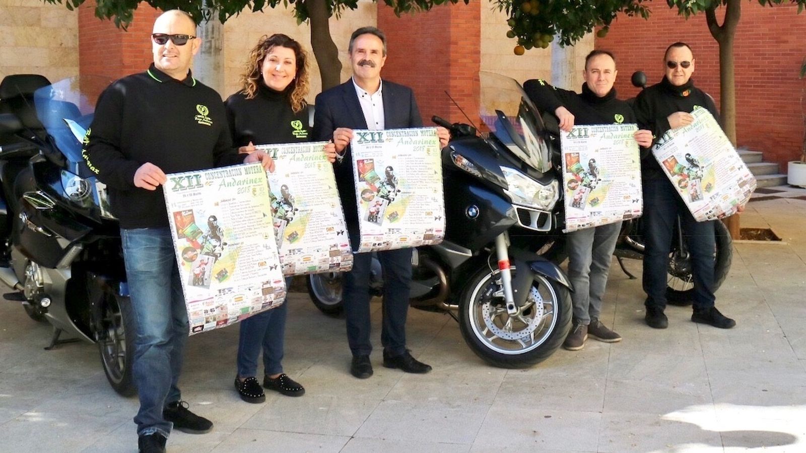 La alcaldesa y el delegado de Turismo junto a responsables del Moto Club, ayer en la presentación del evento.